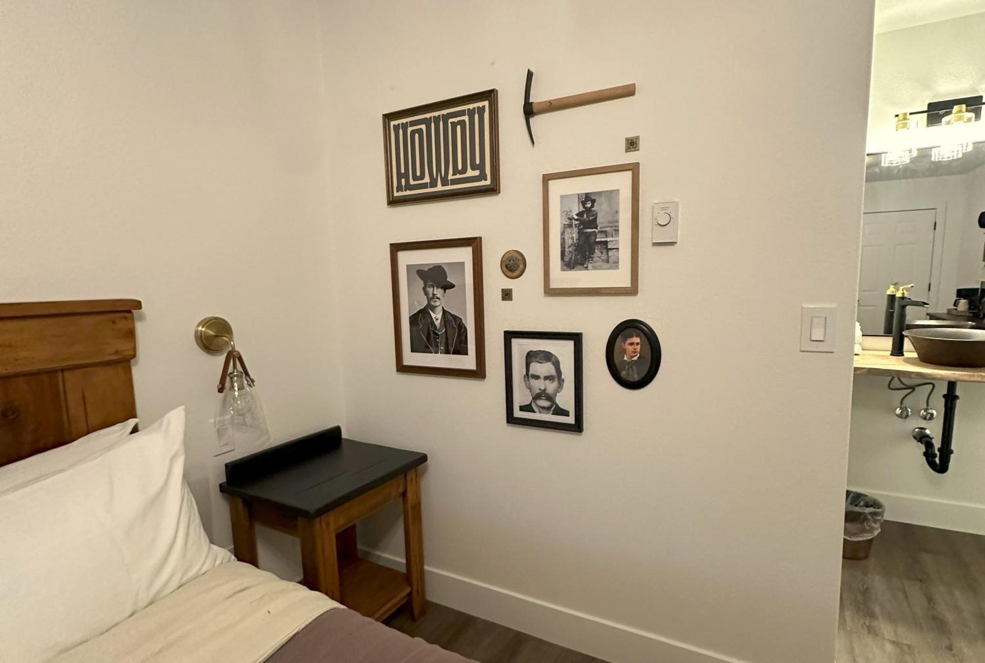 Inn History Tombstone Bagian luar foto